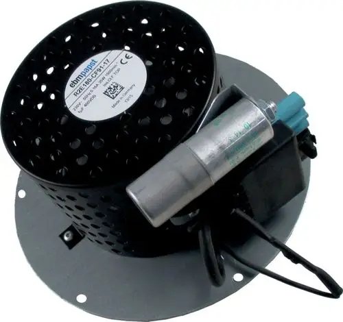 Schwarzes Gehäuse mit Lochmuster, montiert auf einer runden Platte. Enthält einen Motor und eine Anschlussleitung. Produkt von Wolf, geeignet für Lüftungsanwendungen.